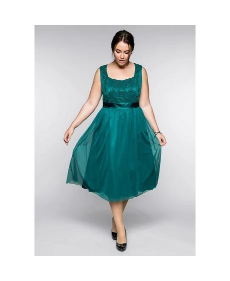 Romantiska Sheego kleita ar platām plecu lencēm