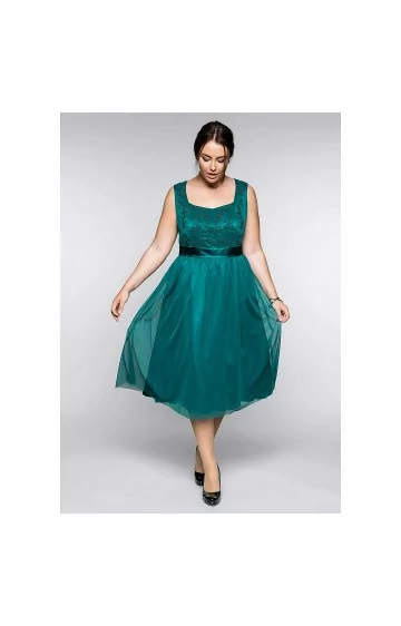 Romantiska Sheego kleita ar platām plecu lencēm