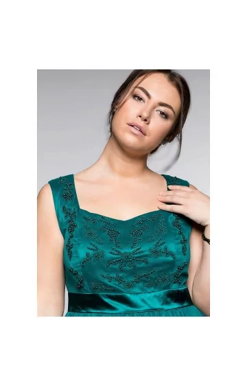 Romantiska Sheego kleita ar platām plecu lencēm