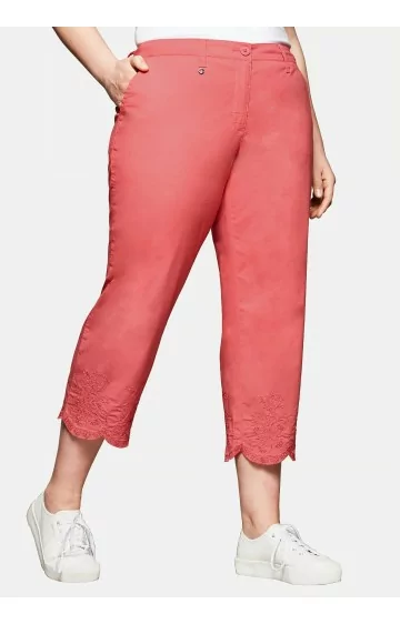 Sheego kapri bikses ar izšūtiem galiem