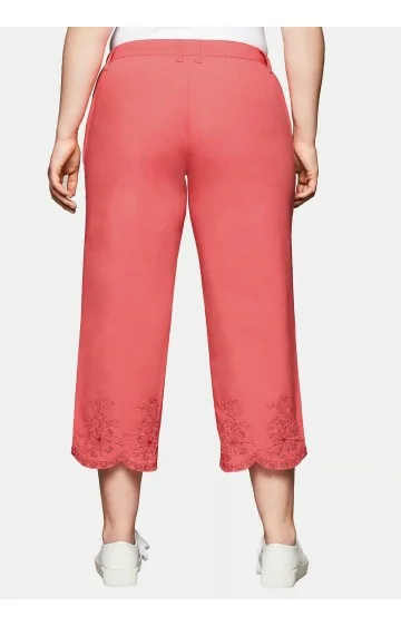 Sheego kapri bikses ar izšūtiem galiem