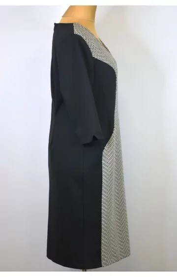 Sheego adīta kleita ar grafisku rakstu ielaidumu priekšpusē