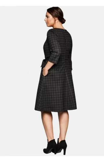 Sheego rūtaina kleita ar sānu kabatām