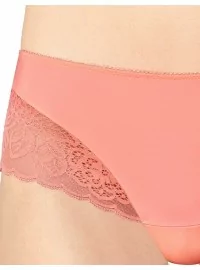 TRIUMPH Amourette uzmanības centrā