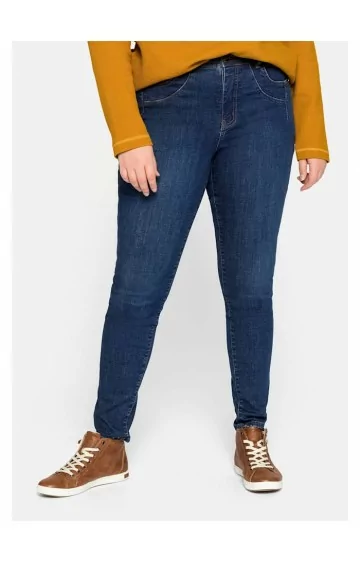 Stilīgi šaura piegriezuma džinsi Sheego