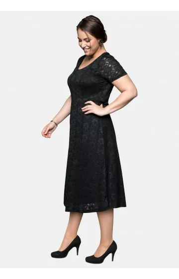 Sheego nėrinių suknelė su figūrą koreguojančiu apatiniu